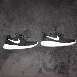 Nike Black Roshe